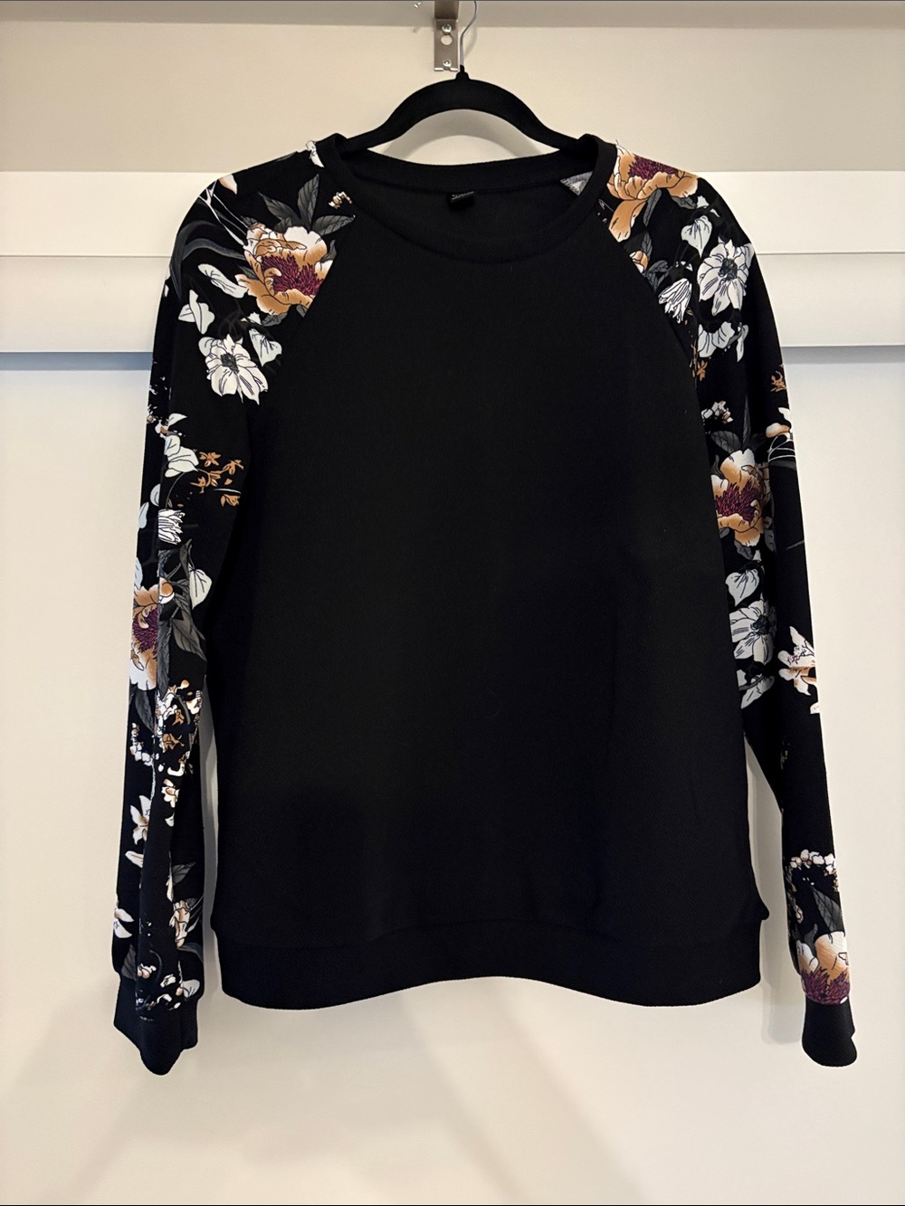 SHEIN Black Sweatshirt with Floral Raglan Sleeves